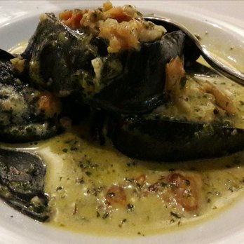 Kostas - Schwarze Tortellini mit Lachs gefüllt - Mediterranean Near Me - Dusseldorf, NW Kostas - Schwarze Tortellini mit Lachs gefüllt - Mediterranean Near Me - Dusseldorf, NW