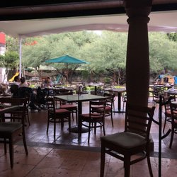 Emilia - Nice patio, had a working lunch while raining, excellent recomendaron a from the chef   Had the Australian fish barramundi-delicious!!!