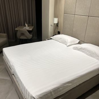 Salina Hotel - Large Clean Bedrooms with HUGE Bed - Restaurants Near Me - Taranto, TA
