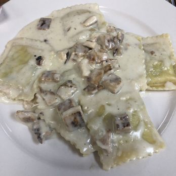 Spaghetto - Spinach ricotta ravioli with chicken in Alfredo sauce - Italian Near Me - Davie, Florida Spaghetto - Spinach ricotta ravioli with chicken in Alfredo sauce - Italian Near Me - Davie, Florida