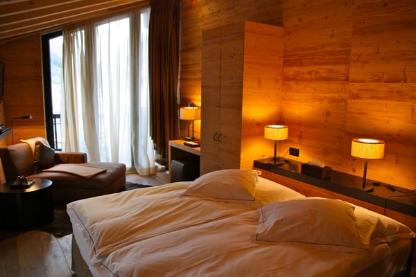 Unique Hotel Post by null