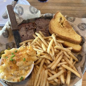 Del's Hideout - Beef brisket with Mac and cheese and fries - Barbeque Near Me - San Diego, California Del's Hideout - Beef brisket with Mac and cheese and fries - Barbeque Near Me - San Diego, California