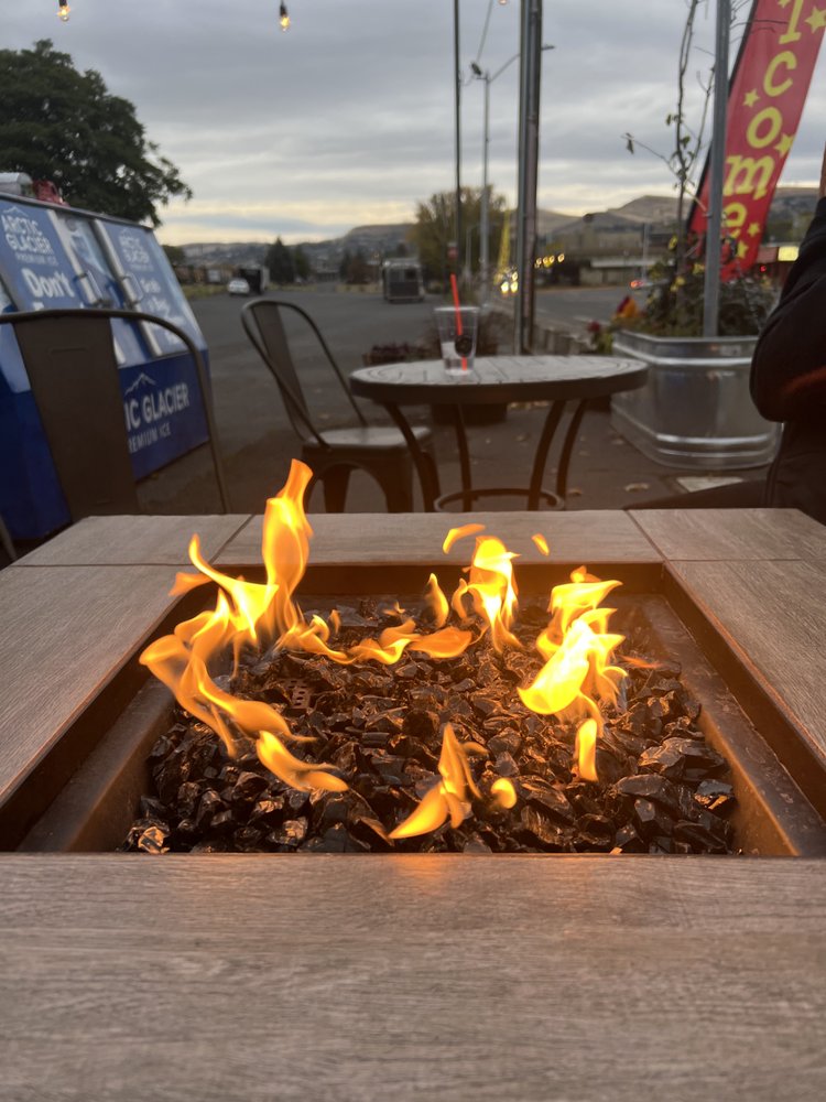 T & T Coffee and Bagels Logo