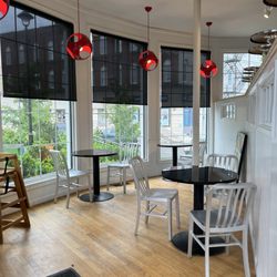 Sweet Tomatoes Pizza - Dining area