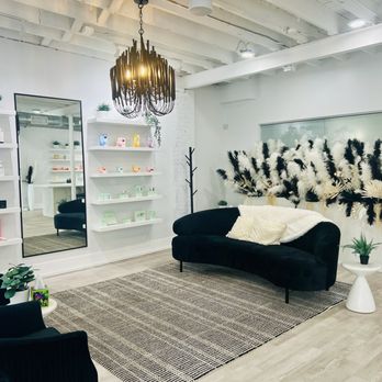 FACE FOUNDRIÉ - Denver Cherry Creek - Energy is your first language. This waiting area is welcoming and inviting. - Day Spas Near Me - Denver, Colorado