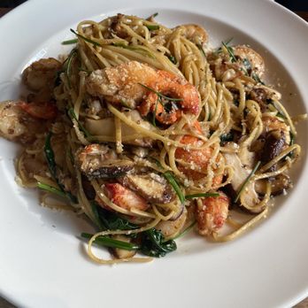 Yard House - Lobster Garlic Noodles - New American Near Me - Washington, DC, District of Columbia