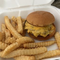 Kikkers - Cheeseburger with fries