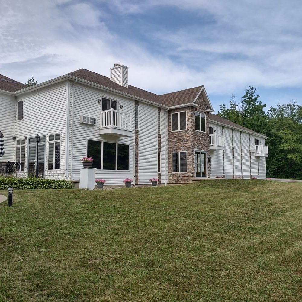 River Spring Lodge - the front of the house - Bed & Breakfast Near Me - Darien Center, New York