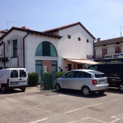 Monty's Trattoria - Front