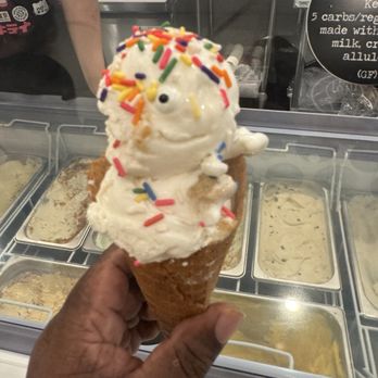Alice Scooper's - Brown Sugar  White Chocolate and macadamia nut ice cream - Bubble Tea Near Me - Kansas City, Missouri