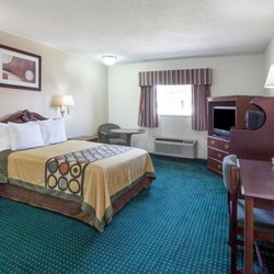 Super 8 by Wyndham Clinton - Guest room