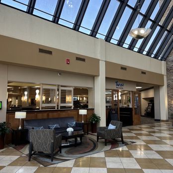 DoubleTree by Hilton Hotel Jackson - Lobby - Hotels Near Me - Jackson, Tennessee