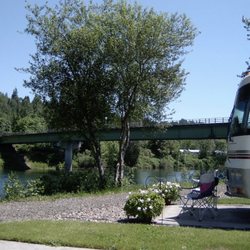 Woodland Shores RV Park - By the river