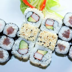 Sushi: Menü Lucky
6x Inside Out Rolle: California
6x: Lachs Maki
6x: Thunfisch Maki
