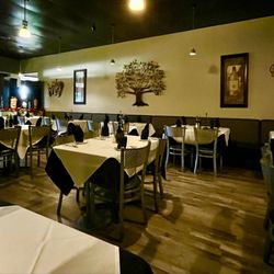 Papapolloni Mediterranean Bistro - Dining area
