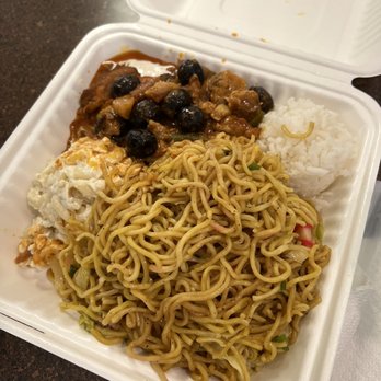 Tsukenjo - Pastele Stew and Fried Noodle Plate $14 - Breakfast & Brunch Near Me - Honolulu, Hawaii