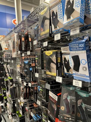 DICK'S Sporting Goods by null