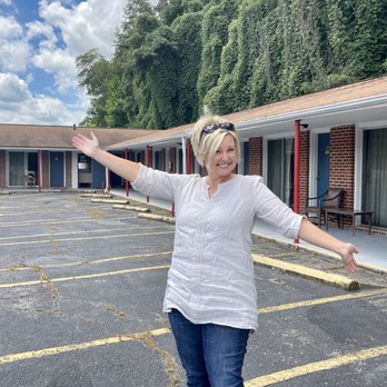 Kim Day - Goodday Realtor - Showing a motel to a client! - Real Estate Agents Near Me - Hixson, Tennessee Kim Day - Goodday Realtor - Showing a motel to a client! - Real Estate Agents Near Me - Hixson, Tennessee