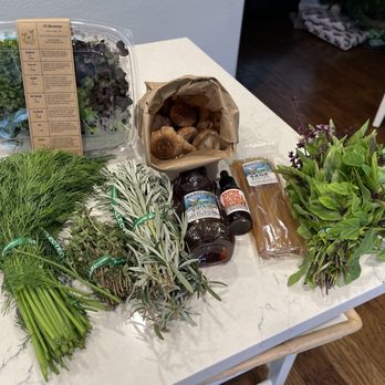 Valencia FivePoint Farmers Market - Mushrooms, herbs, honey - Farmers Market Near Me - Valencia, California