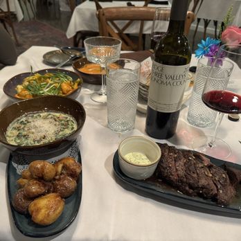 Jekyll & Tide - Skirt Steak, crispy potatoes, Curry Shrimp, Tomato Bisque, Creamed Spinach - Bars Near Me - Jekyll Island, Georgia