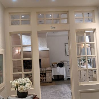Auberge du Pommier - Sophie room entrance - go to the right upon entering. - French Near Me - Toronto, Ontario