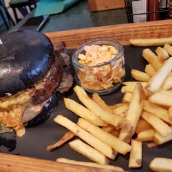 Black Angus Burger - Black Bun mit Fries