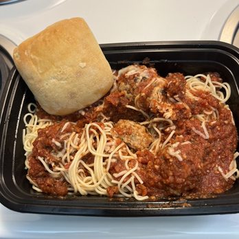 Teri's Restaurant - Spaghetti with meatballs and a dinner roll - Steakhouses Near Me - Longview, Washington
