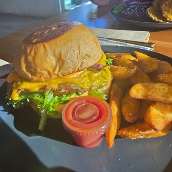 Frescura Vegan Kitchen - Cheeseburger with potatoe wedges - Vegan Near Me - Bayamón, Puerto Rico Frescura Vegan Kitchen - Cheeseburger with potatoe wedges - Vegan Near Me - Bayamón, Puerto Rico