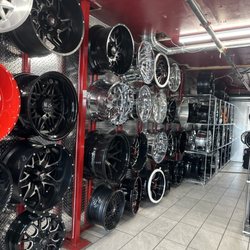 Llantera El Rey - Unos de los mejores lugares que e visitado llantera el rey muy buen servicio la jente que abla es porque no trae dinero súper recomendado