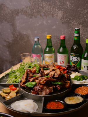 The One Jokbal 더 원 족발 by null