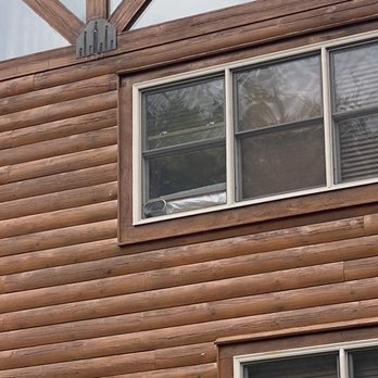 Eden Crest Vacation Rentals - Their solution to the air conditioner not working the discharge hose and a plastic bag in the window - Vacation Rentals Near Me - Pigeon Forge, Tennessee
