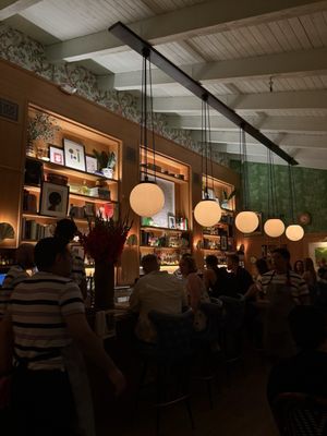 Bar Cecil by null
