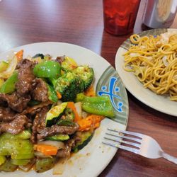 J & J Chinese Cafe - Schezwan Beef with lo mein