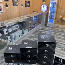 Clermont Gallery & Smoke Shop - Full line up of new GPen Hyer and accessories