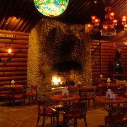 Clearman's North Woods Inn - La Mirada - Fireplace area
