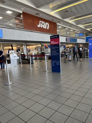 Jackson-Medgar Wiley Evers International Airport by null