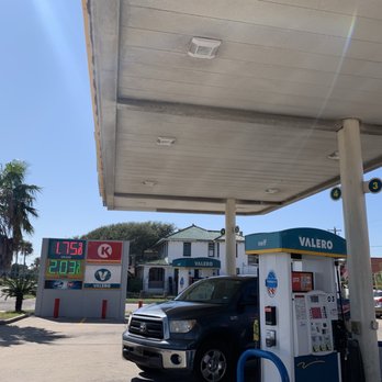 circle k - a gas station with a truck parked in front of it - Convenience Stores Near Me - Galveston, Texas circle k - a gas station with a truck parked in front of it - Convenience Stores Near Me - Galveston, Texas