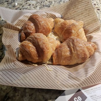 Cheddar's Scratch Kitchen - Complimentary croissants - Comfort Food Near Me - Mcdonough, Georgia