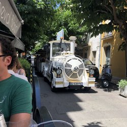 Le Petit Cheval Blanc - Street side action