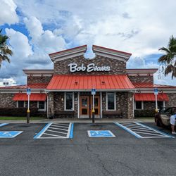 Bob Evans - This is the restaurant storefront.  Photo taken August 26, 2022.