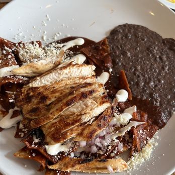 Pochos - Chilaquiles de pollo - Breakfast & Brunch Near Me - Chicago, Illinois Pochos - Chilaquiles de pollo - Breakfast & Brunch Near Me - Chicago, Illinois