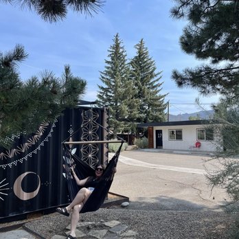 Amigo Motor Lodge - Just hanging out - two hammocks to enjoy on property! - Guest Houses Near Me - Salida, Colorado
