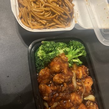 Moon Wok - CS1. General Tso's Chicken (15.75), No rice L38. Lo Mein Side - Chinese Near Me - Dallas, Texas