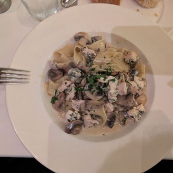 Il Fornaio - Papparadelle Alla Norcina Con Pollo - Italian Near Me - Manhattan Beach, California Il Fornaio - Papparadelle Alla Norcina Con Pollo - Italian Near Me - Manhattan Beach, California