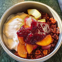 eisundsalzig - Mandel- Granola, griech. Joghurt, Honig, Kompott u frische Früchte