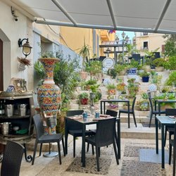 Egesta Mare - L'entrée et la terrasse du restaurant est magnifique.
