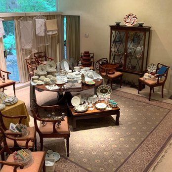 Great Estates By Sue Odell - Dining room with china and antiques beautifully presented - Home Staging Near Me - Villanova, Pennsylvania Great Estates By Sue Odell - Dining room with china and antiques beautifully presented - Home Staging Near Me - Villanova, Pennsylvania