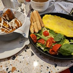 Birdy's Bakery - Ham and cheese omelette with hashbrowns