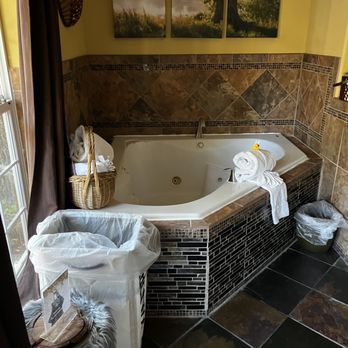 Glen Ellen Inn - Tub - Vacation Rentals Near Me - Glen Ellen, California Glen Ellen Inn - Tub - Vacation Rentals Near Me - Glen Ellen, California