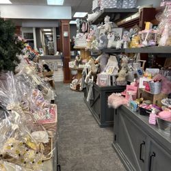Tri-County Gift Basket Company - Store is crowded